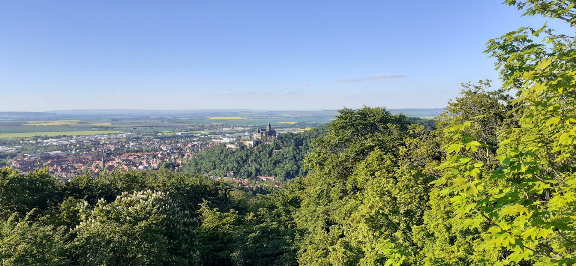 Landschaft mit Stadtansicht und Burg